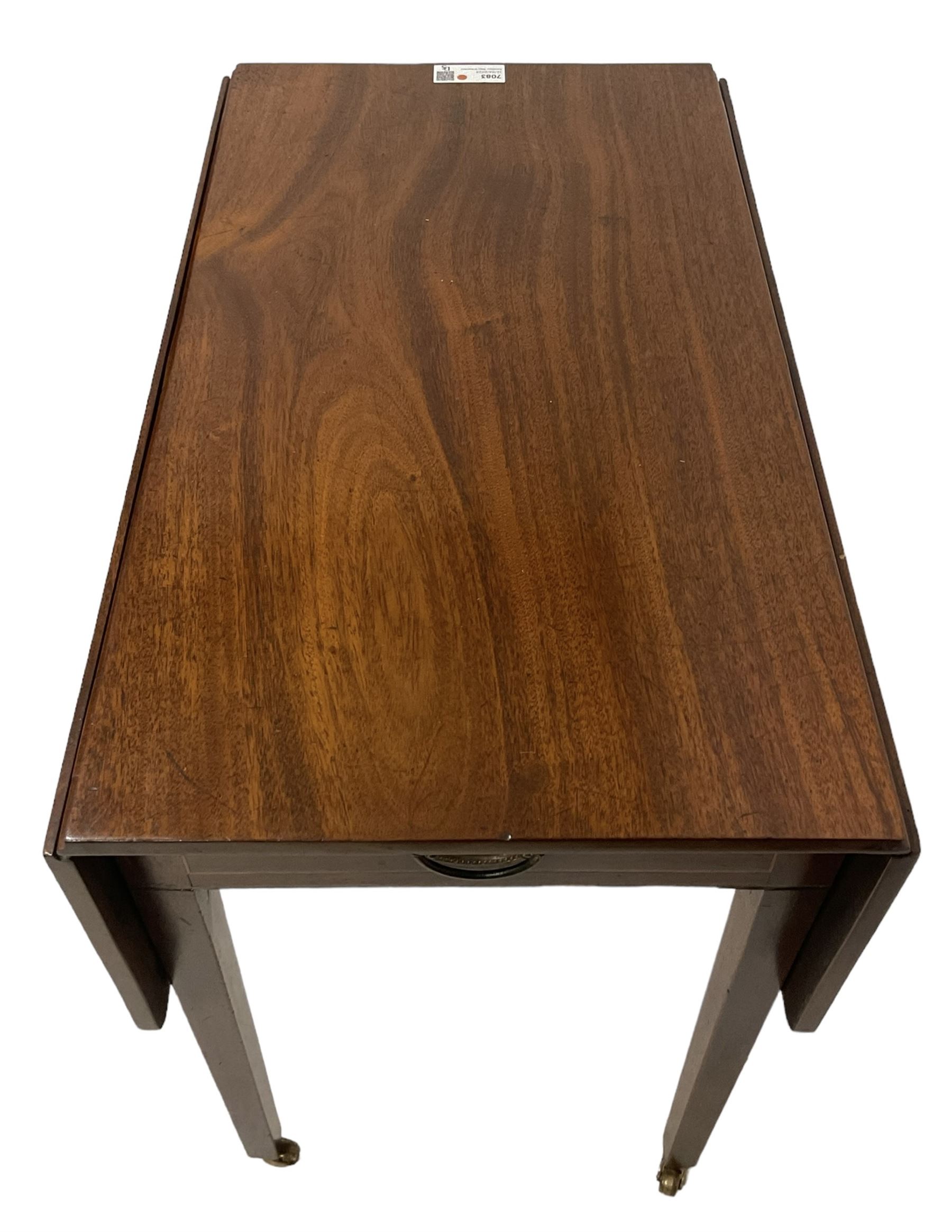 George III mahogany Pembroke table - Image 4 of 10
