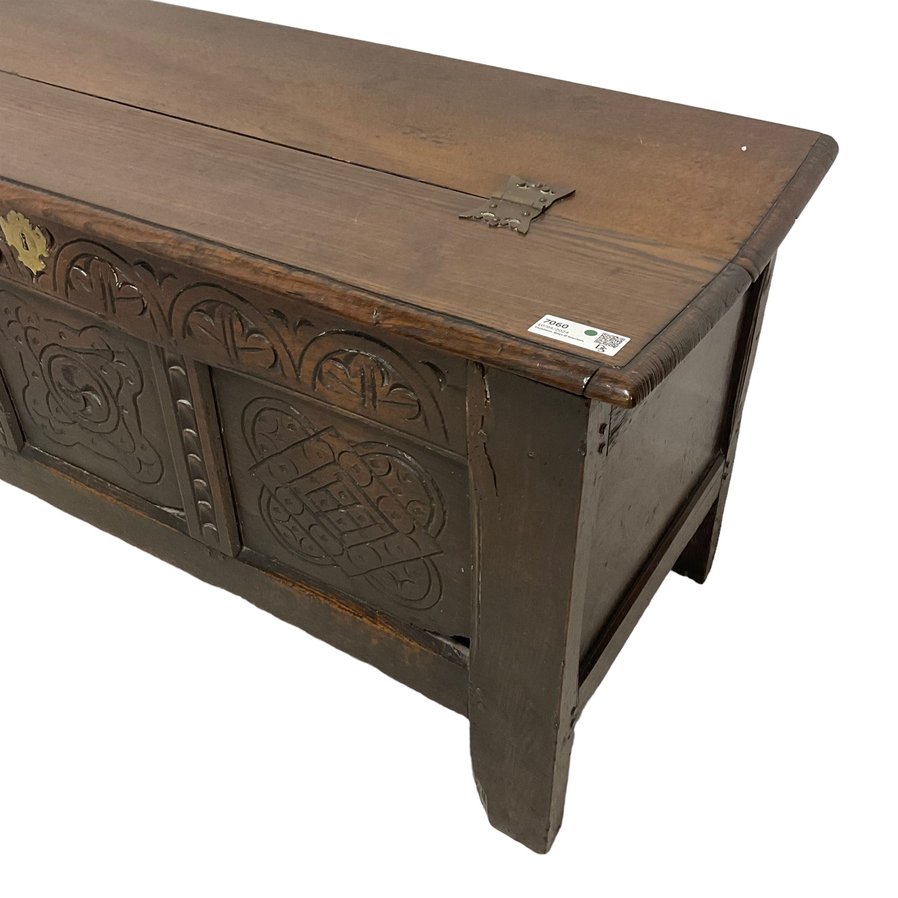 18th century oak coffer or chest - Image 3 of 6