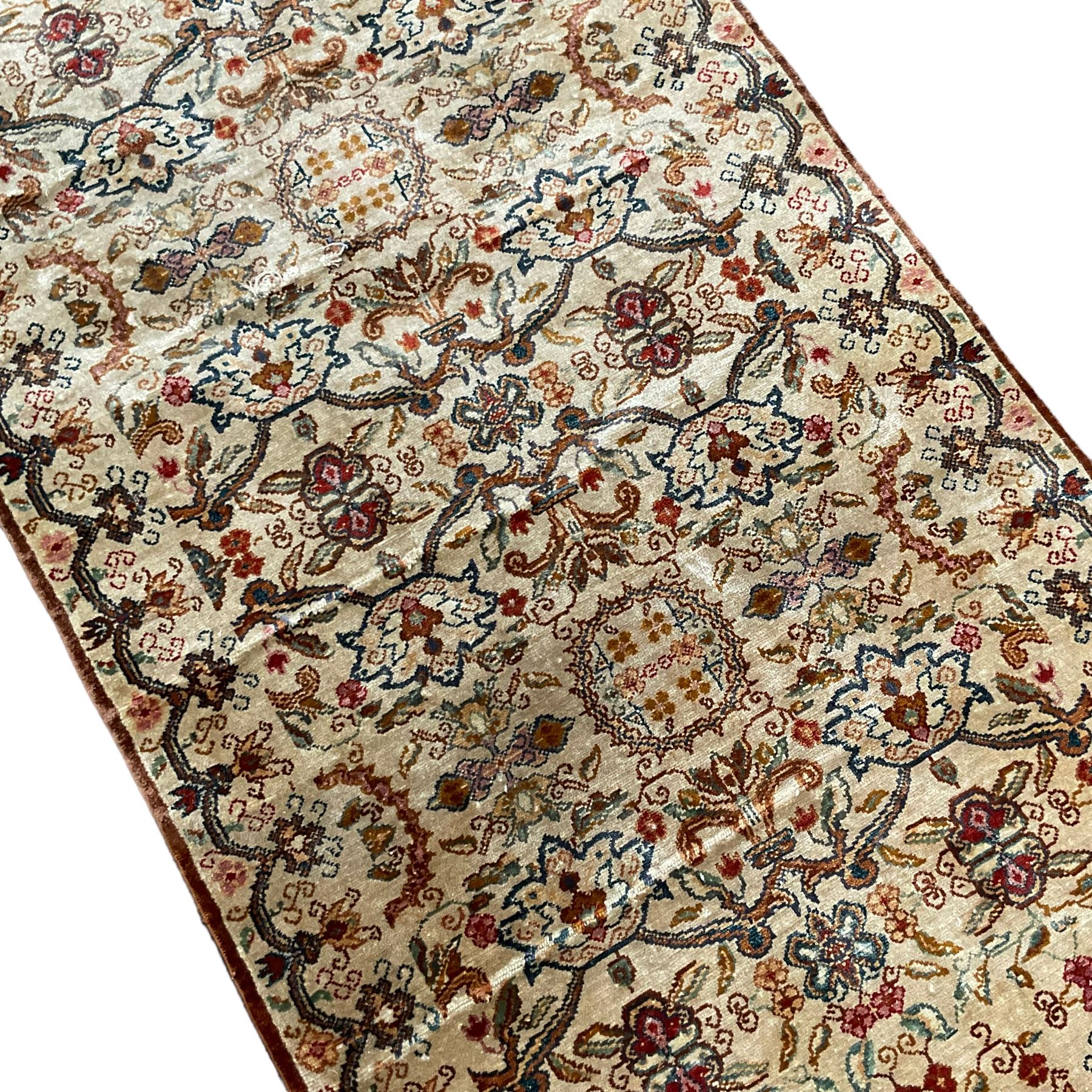 Small Persian ivory ground silk inlaid finely woven rug - Bild 4 aus 6