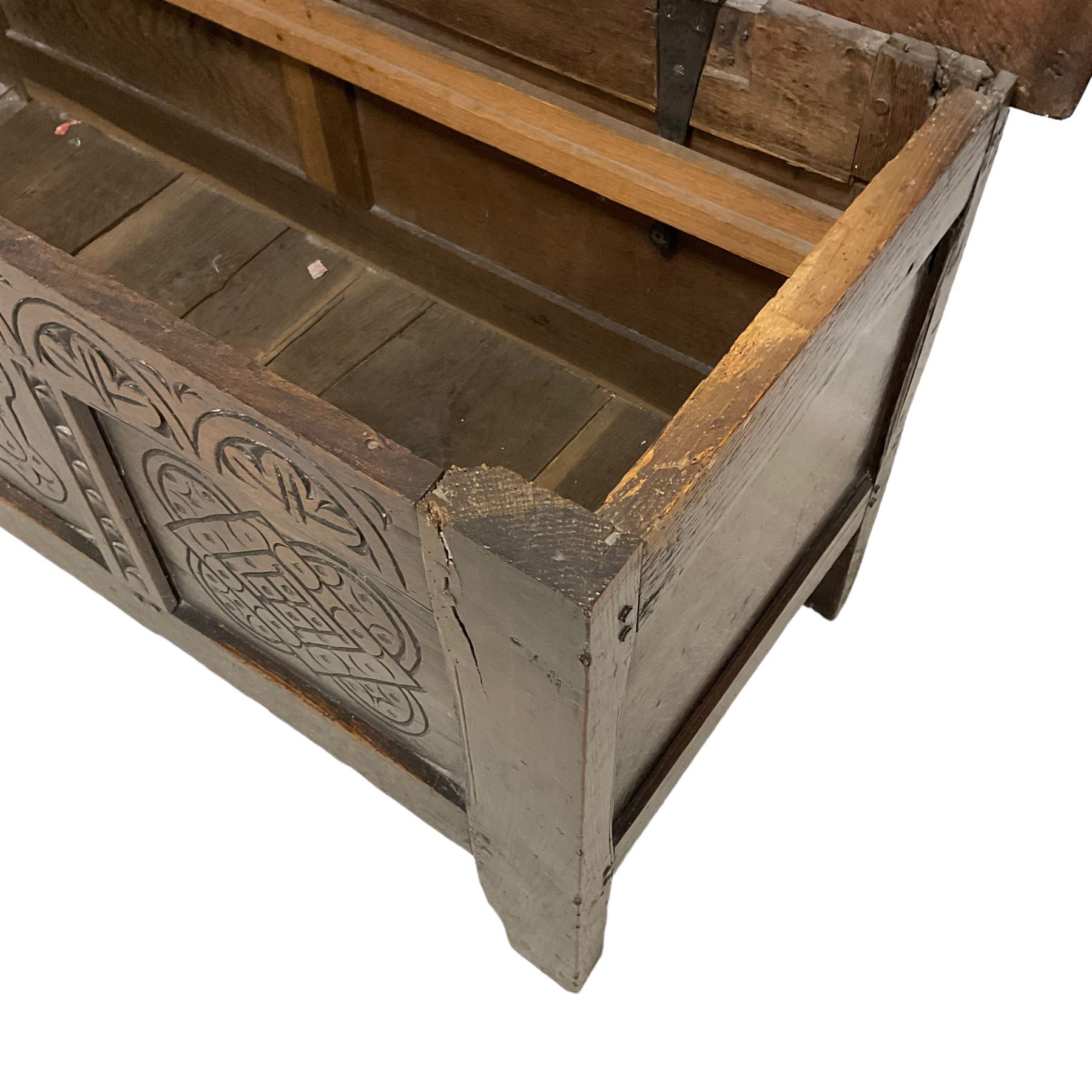 18th century oak coffer or chest - Image 5 of 6
