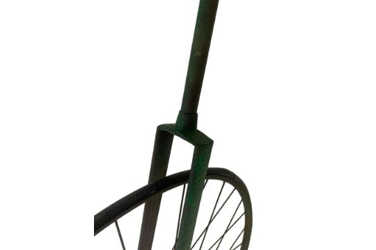 Early to mid 20th century green painted trundle measuring wheel with turned wooden handles - Image 4 of 5