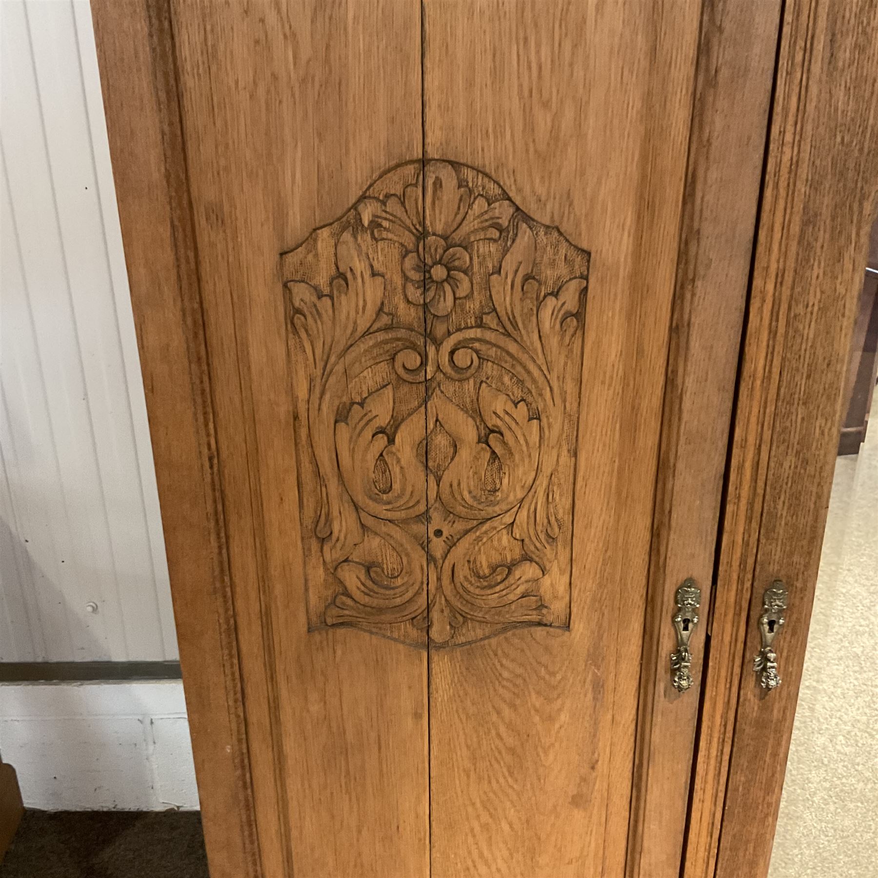 Late 19th century oak triple wardrobe - Image 5 of 7