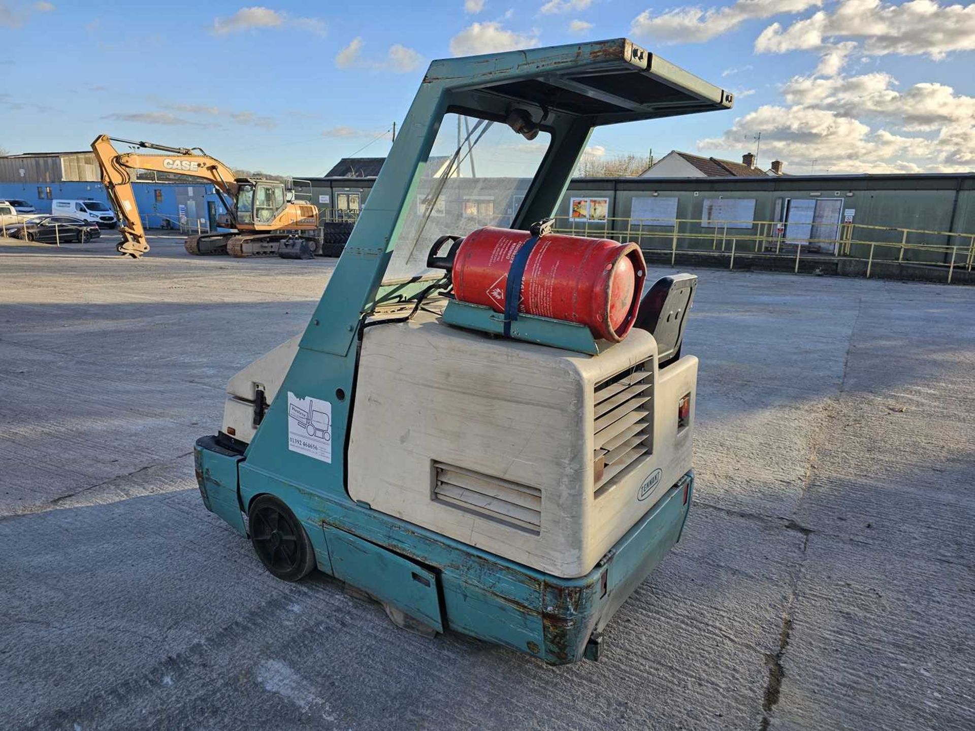 Tennant 6400 Gas Sweeper - Image 2 of 11