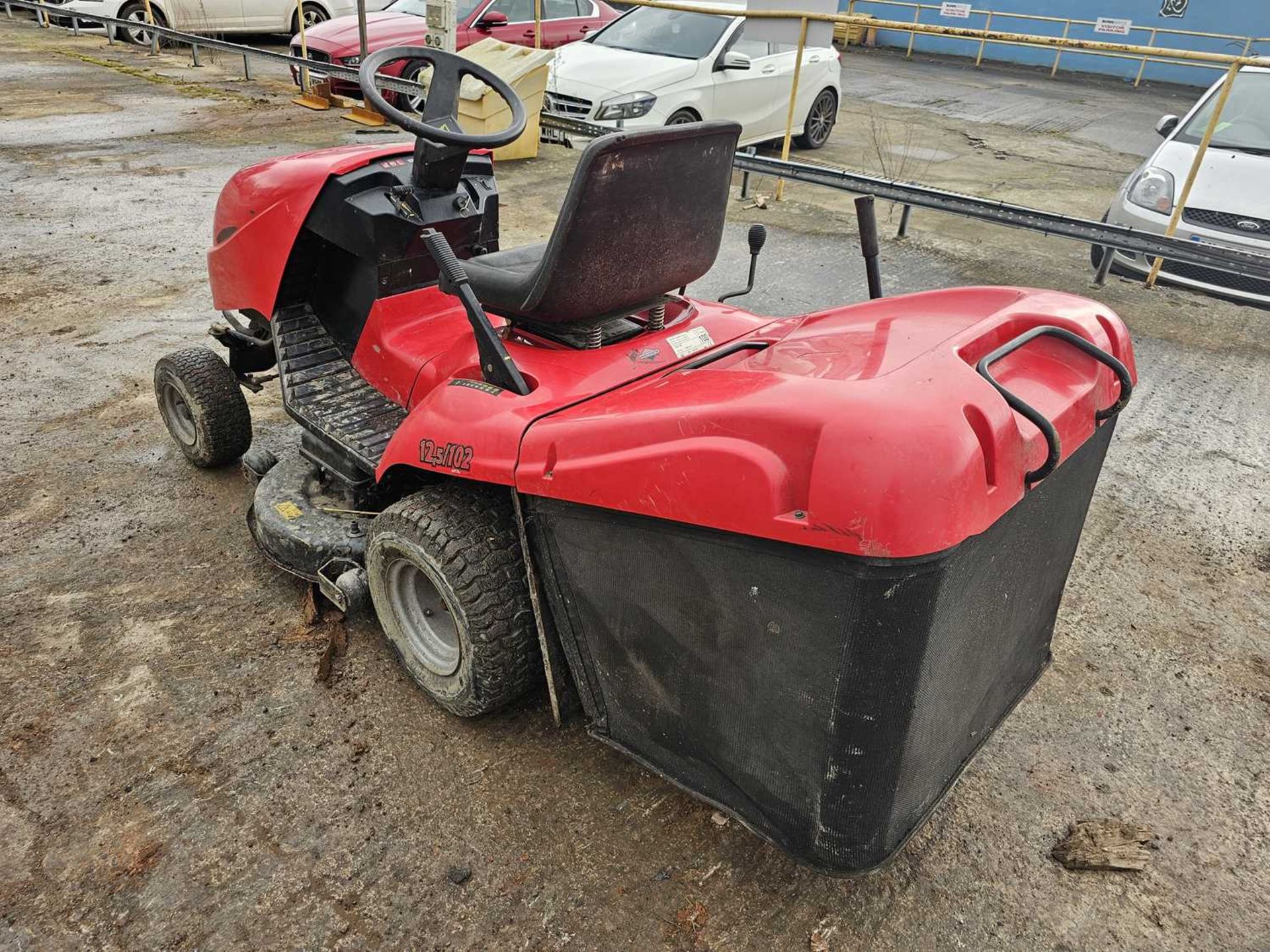 Castlegarden TCR102 Petrol Ride on Lawnmower, Briggs & Stratton Engine, Grass Collector - Image 3 of 18