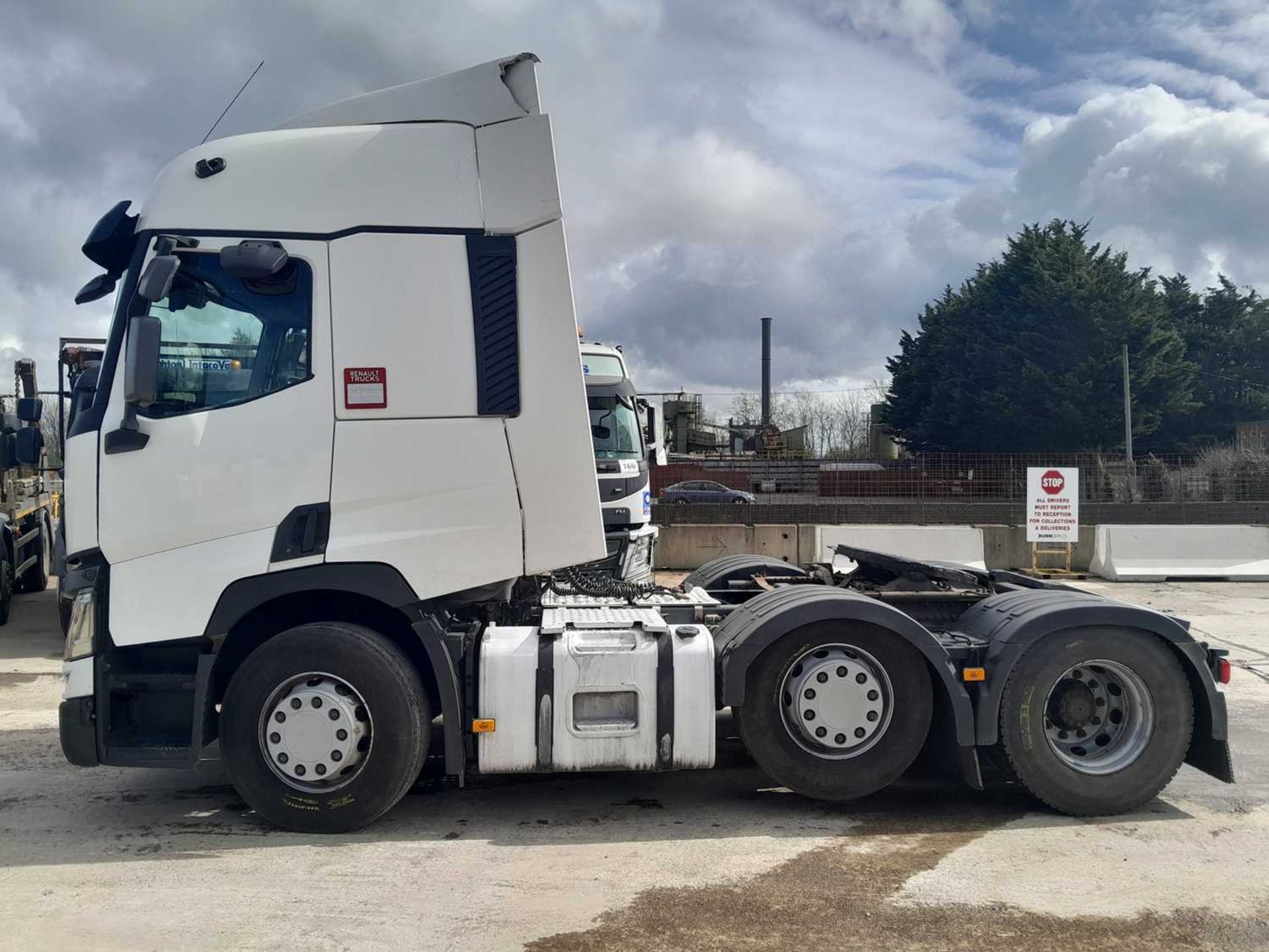2015 Renault T460 6x2 Midlift, Automatic Gear Box, A/C - Image 2 of 22