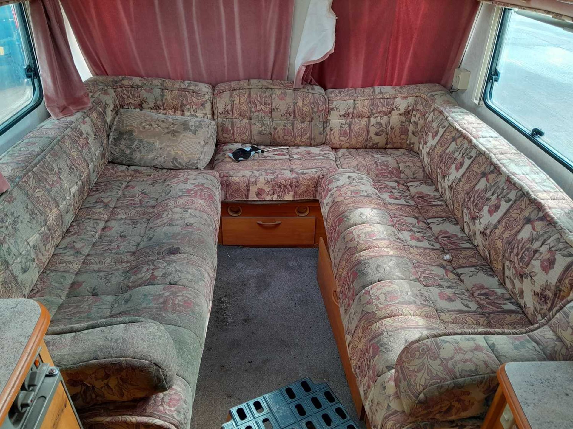 Coachman LASER 590/5 Twin Axle 2 Berth Caravan, Kitchen, Lounge, Toilet - Image 8 of 15