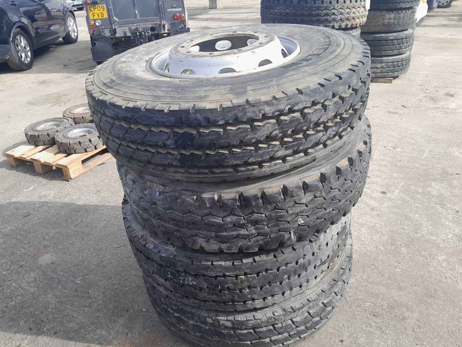 Michelin 13R22.5 Tyre & Rim (4 of) - Image 3 of 4
