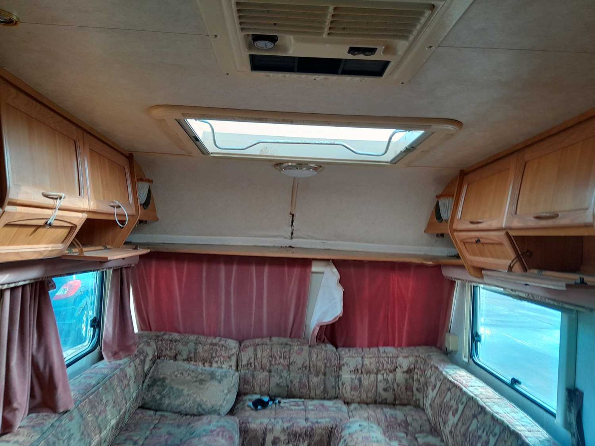 Coachman LASER 590/5 Twin Axle 2 Berth Caravan, Kitchen, Lounge, Toilet - Image 9 of 15