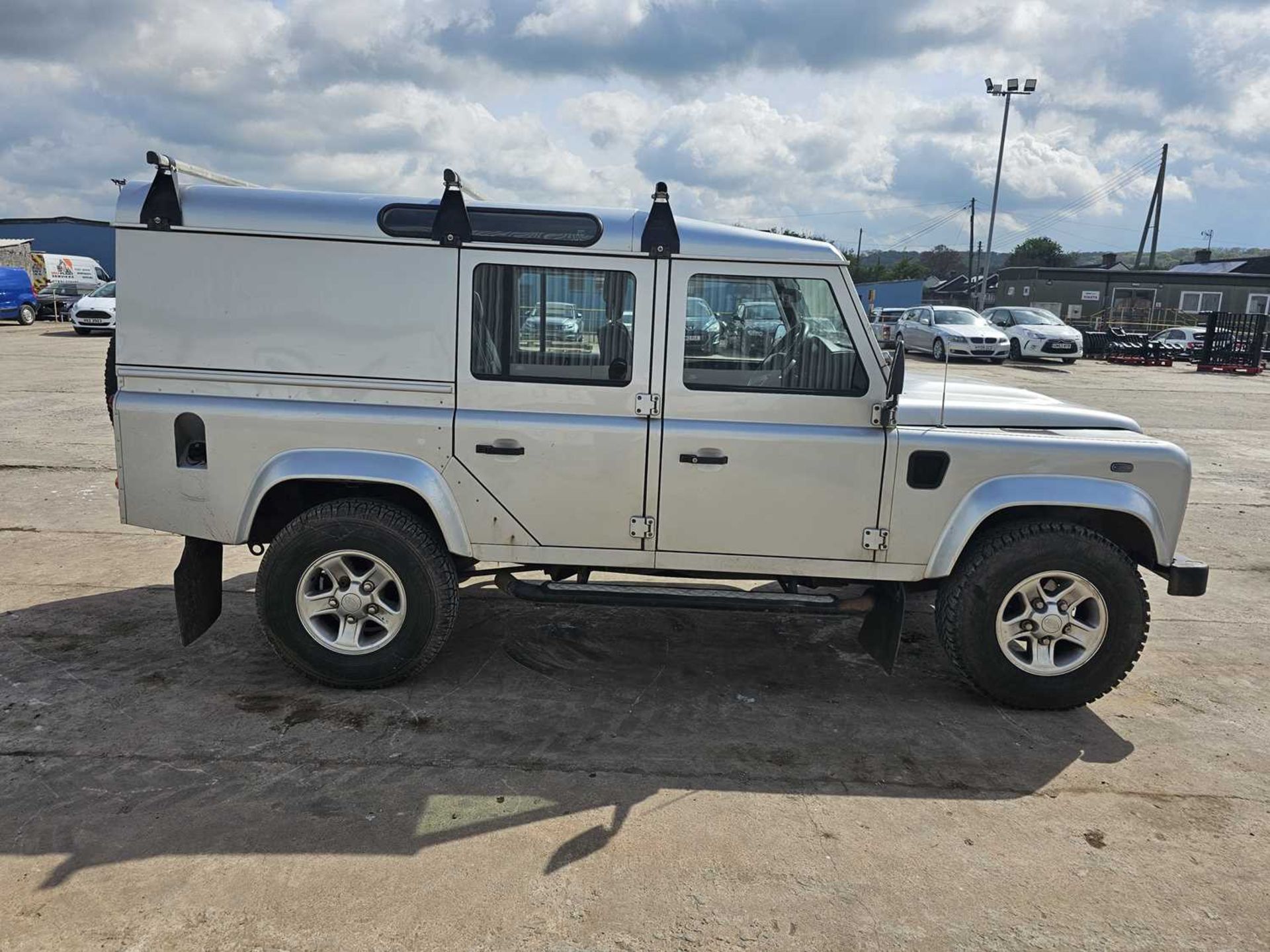 2015 Landrover Defender 110 XS TD D/C, 4WD 6 Speed, Heated Seats, A/C, Tacograph, (Reg. Docs. Availa - Image 6 of 27