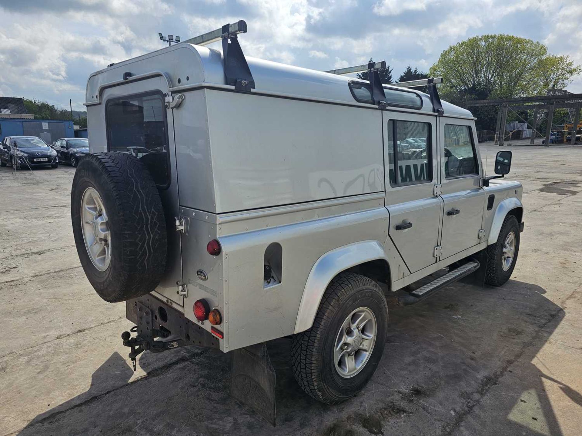 2015 Landrover Defender 110 XS TD D/C, 4WD 6 Speed, Heated Seats, A/C, Tacograph, (Reg. Docs. Availa - Image 5 of 27