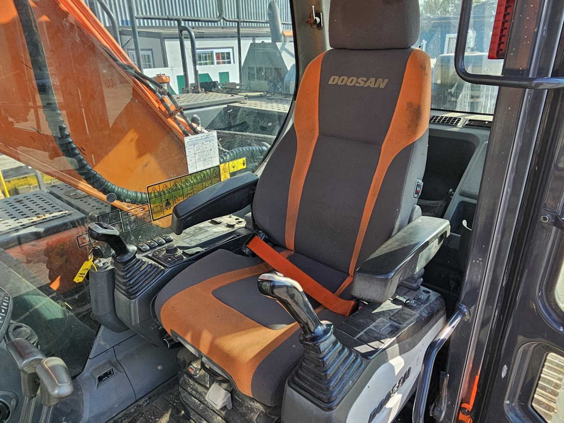 2018 Doosan DX225LC-5 800mm Pads, CV, Geith Hydraulic QH, Piped, Aux. Piping, Demo Cage, Reverse Cam - Image 28 of 34