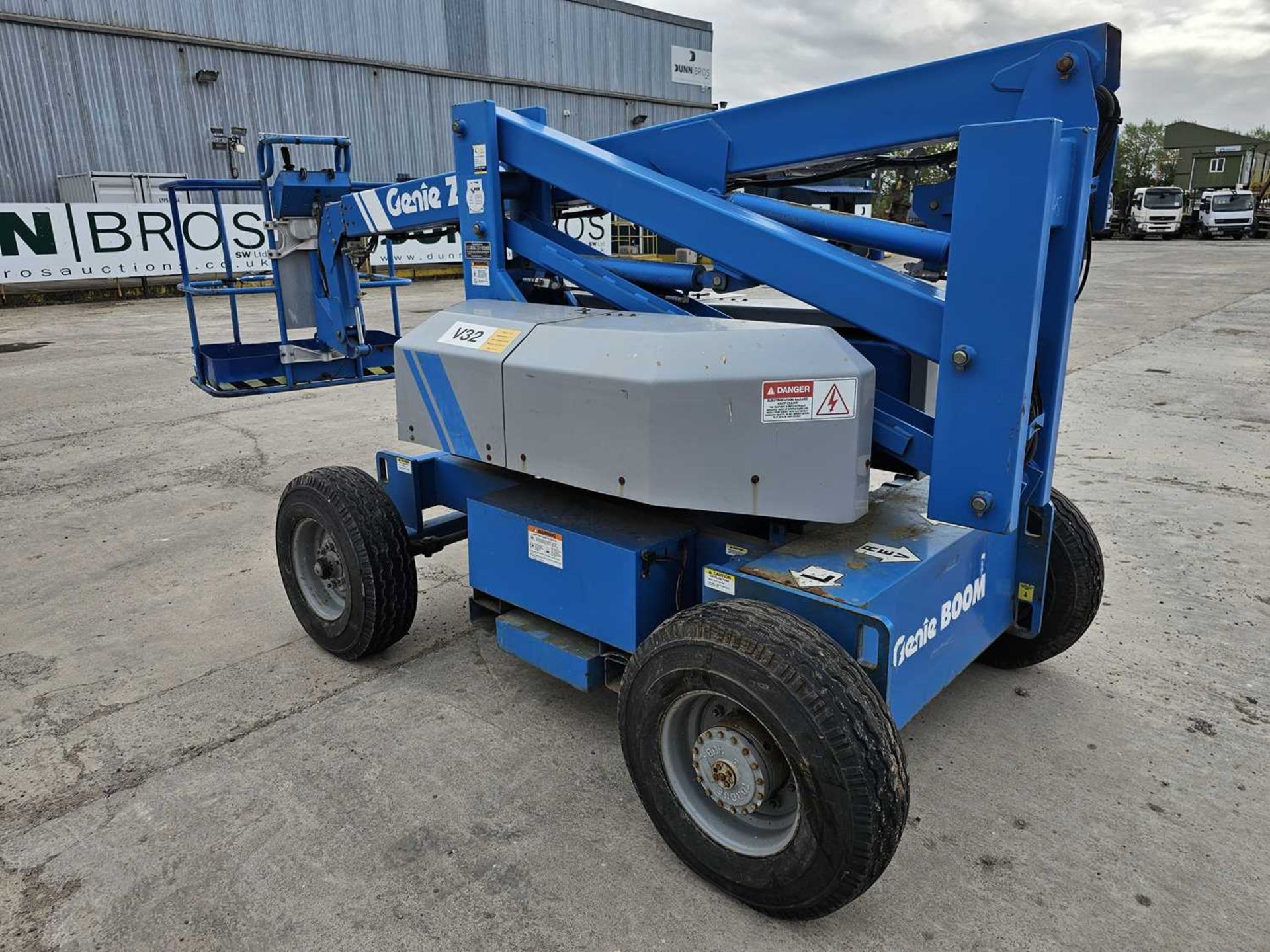Genie Z30/20HD Wheeled Articulated Electric Scissor Lift Access Platform - Image 4 of 17