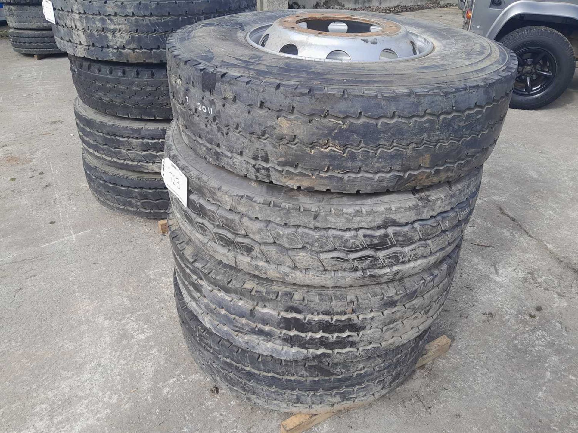 Michelin 13R22.5 Tyre & Rim (4 of) - Image 2 of 4