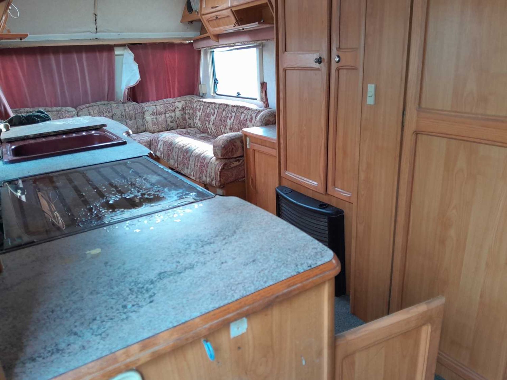 Coachman LASER 590/5 Twin Axle 2 Berth Caravan, Kitchen, Lounge, Toilet - Image 10 of 15