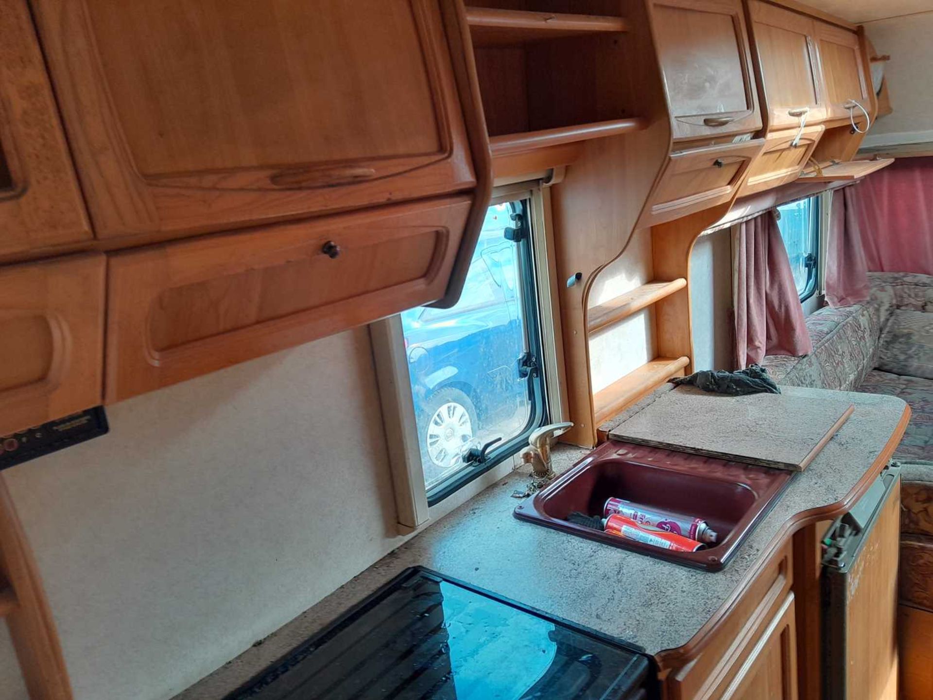 Coachman LASER 590/5 Twin Axle 2 Berth Caravan, Kitchen, Lounge, Toilet - Image 11 of 15