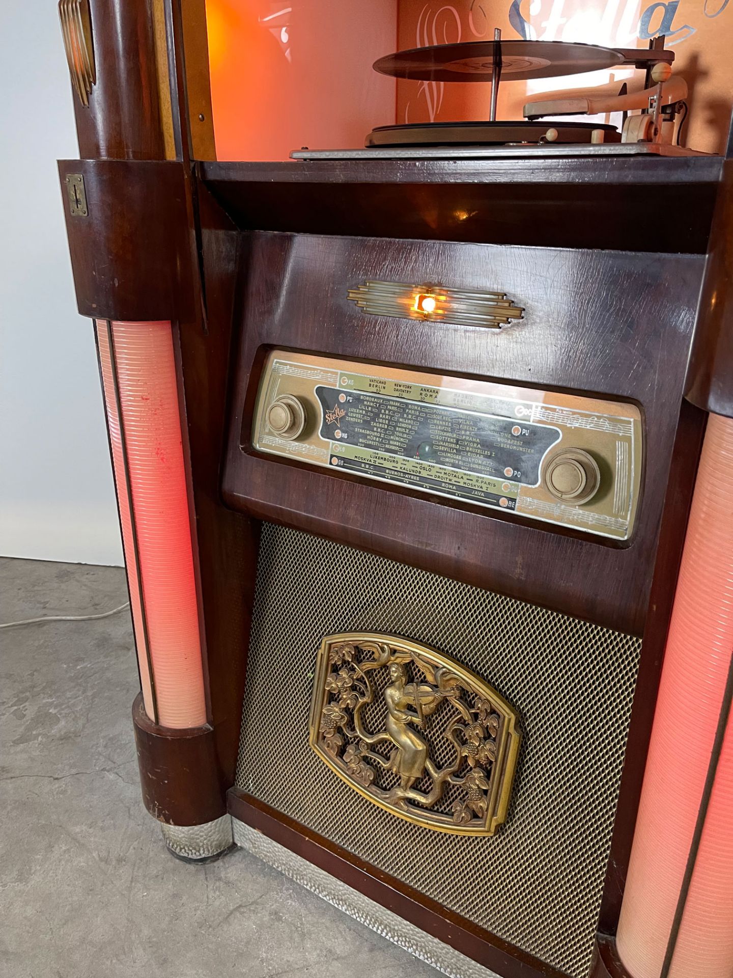 1954 Belgian Stella 531 Coin-Op Record Player with Built-In Radio - Image 10 of 15