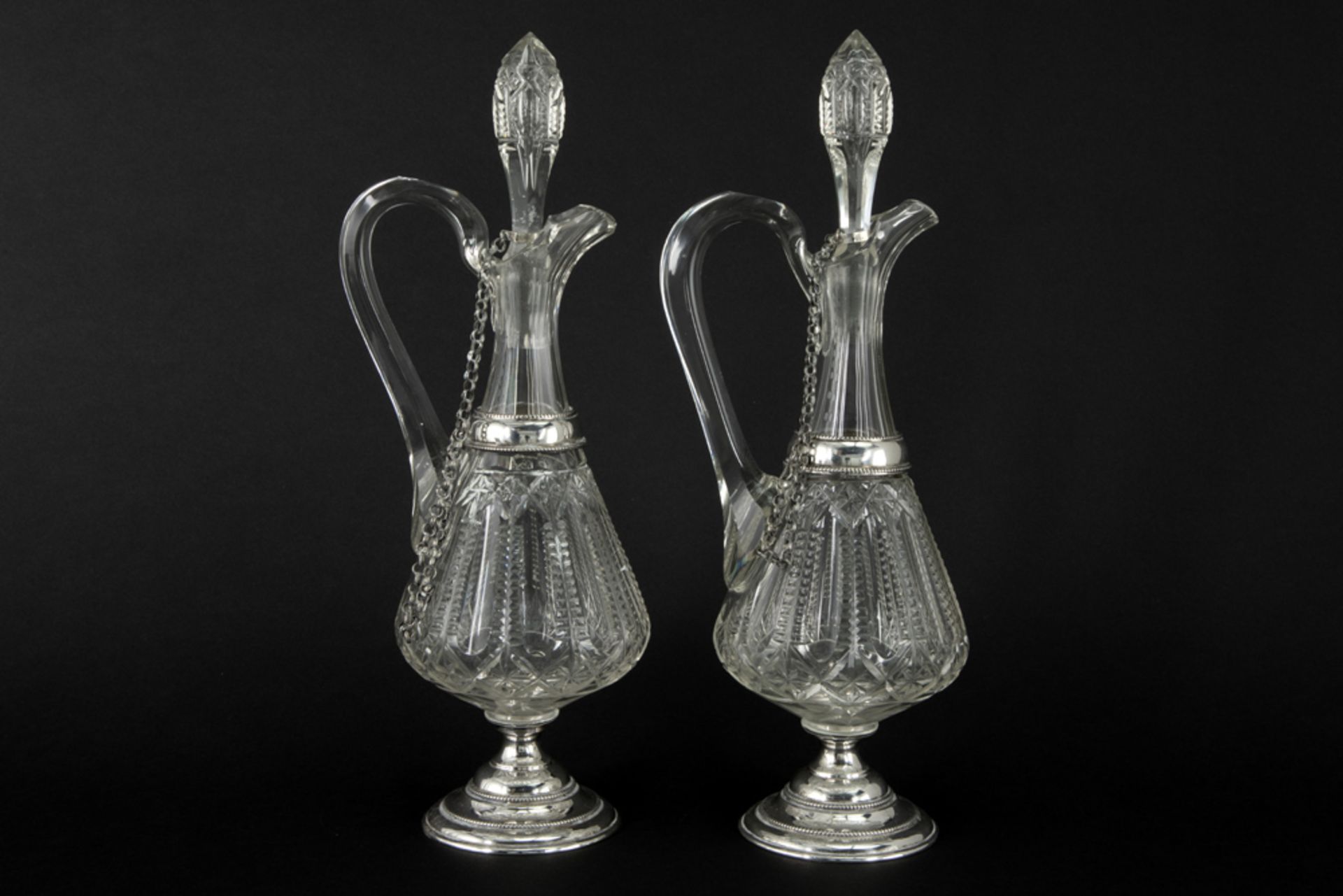 pair of antique claret jugs in clear cut crystal with mountings in marked silver || Paar antieke - Image 2 of 4