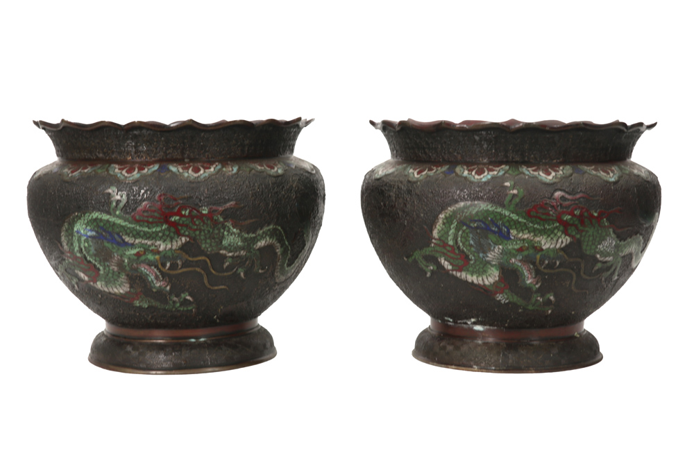 pair of antique Japanese jardiniers (planters) in bronze and cloisonné || Paar antieke Japanse - Image 2 of 3