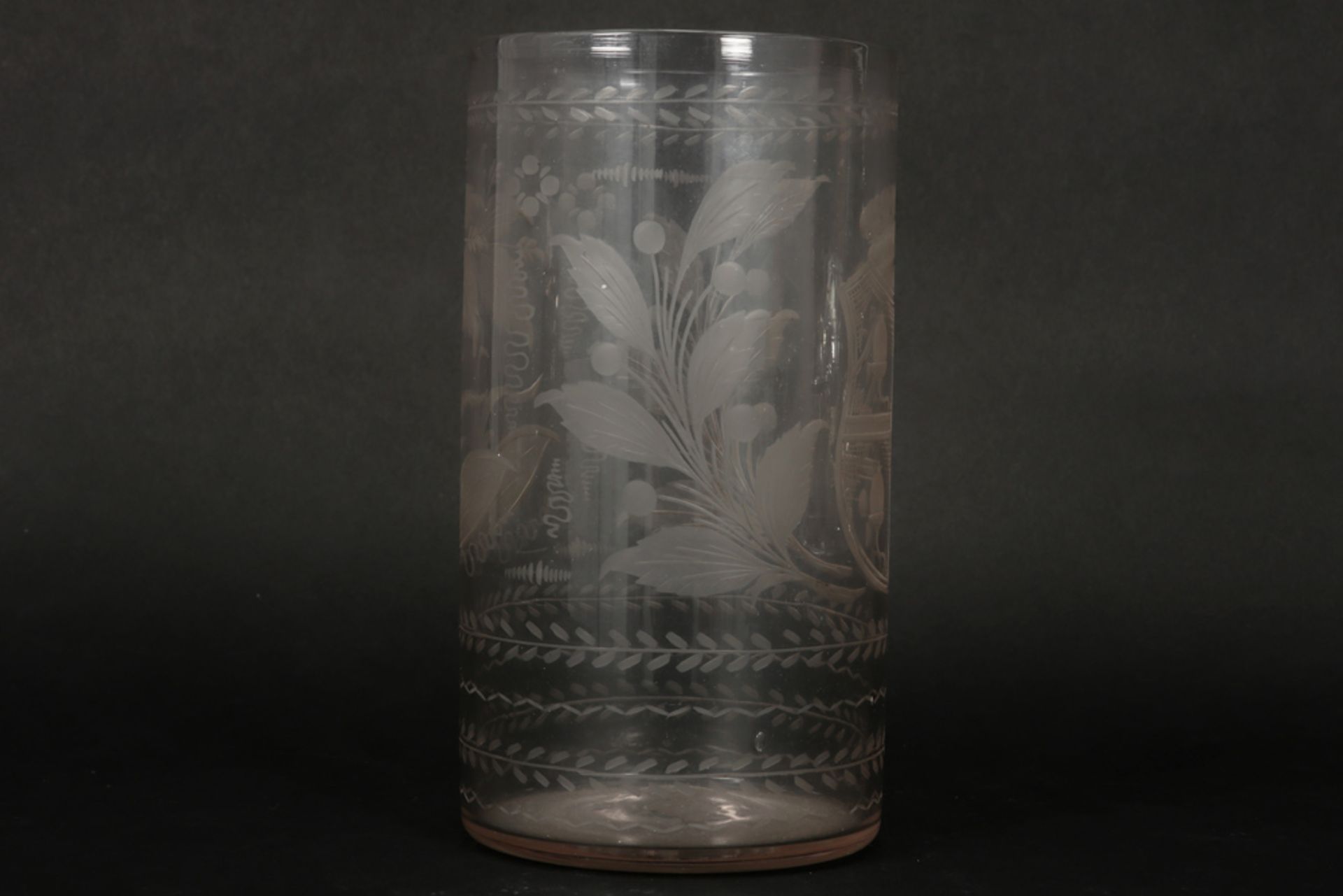 18th Cent. grape washer in glass with etched decor with crest || Achttiende eeuwse druivenspoeler in - Image 3 of 3