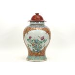 antique Chinese vase in porcelain with a 'Famille Rose' decor with flowers and pheasant || Antieke