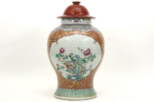 antique Chinese vase in porcelain with a 'Famille Rose' decor with flowers and pheasant || Antieke