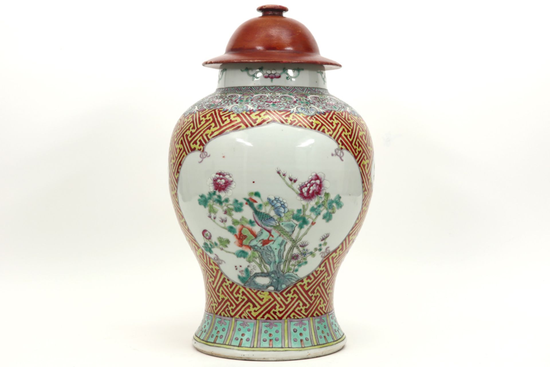 antique Chinese vase in porcelain with a 'Famille Rose' decor with flowers and pheasant || Antieke