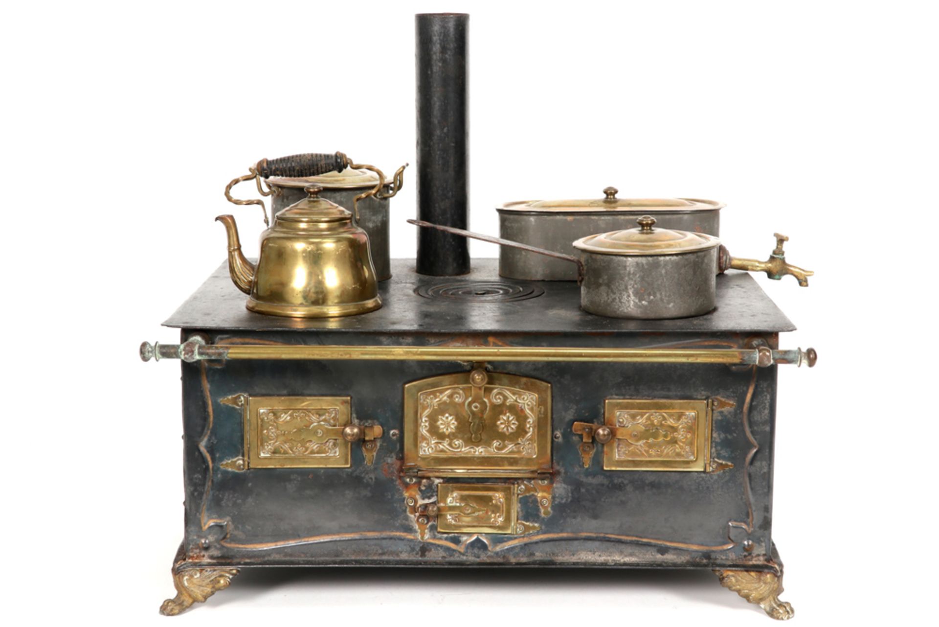 'antique' miniature stove in cast iron with mountings in brass || 'Antiek' miniatuurfornuis in