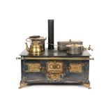 'antique' miniature stove in cast iron with mountings in brass || 'Antiek' miniatuurfornuis in