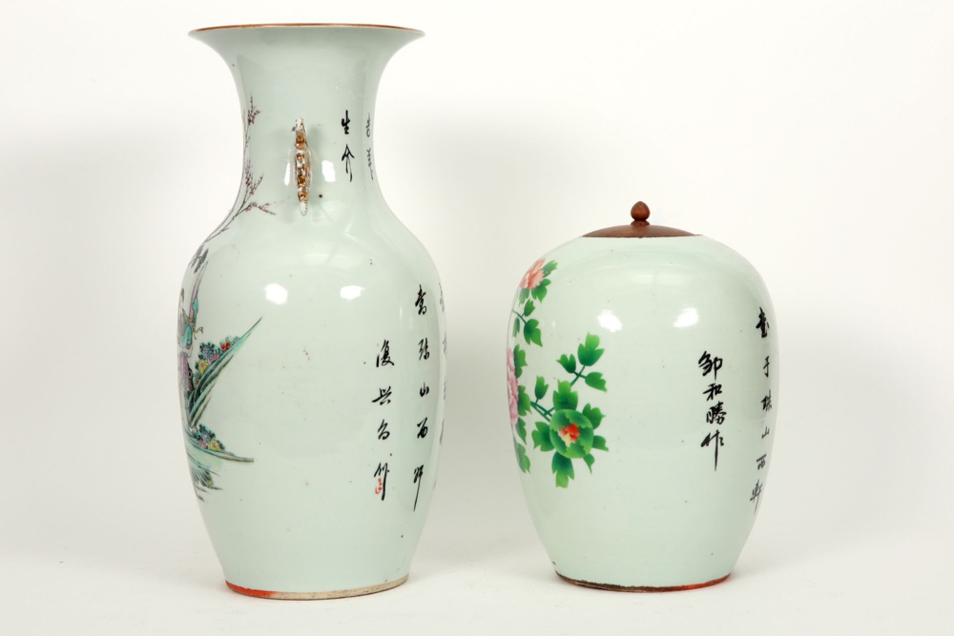 vase and ginger jar (with wooden lid) in Chinese porcelain with polychrome decors || Lot (2) Chinees - Image 2 of 5