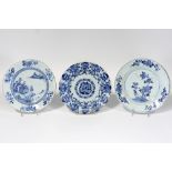 three 18th Cent. Chinese plates in porcelain with blue-white decors || Drie achttiende eeuwse