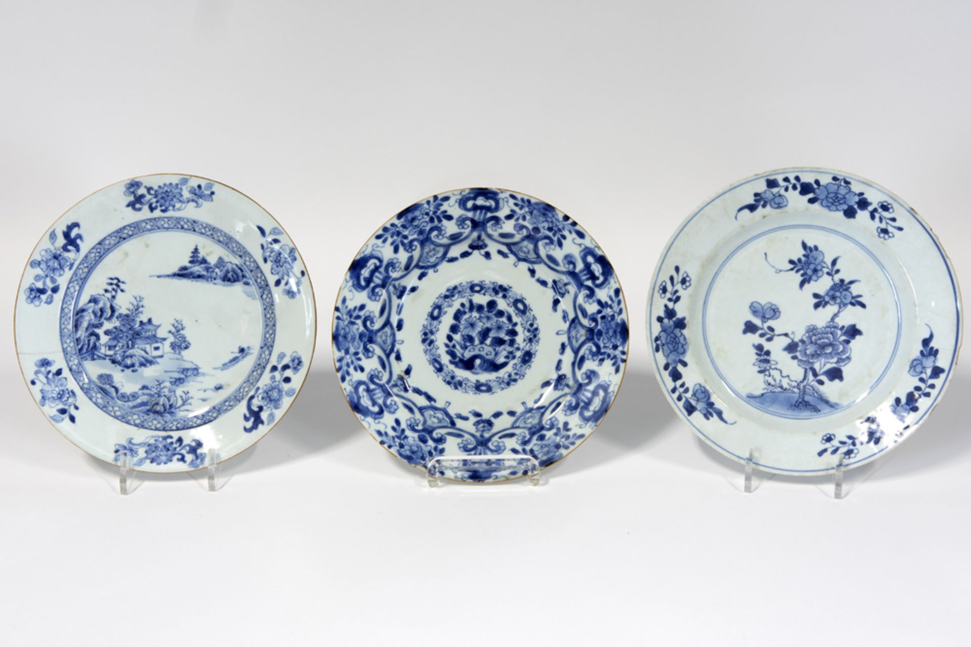 three 18th Cent. Chinese plates in porcelain with blue-white decors || Drie achttiende eeuwse