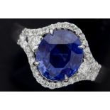 beautiful ring in white gold (18 carat) with a 3,05 carat oval sapphire from Madagascar with a