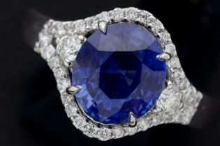 beautiful ring in white gold (18 carat) with a 3,05 carat oval sapphire from Madagascar with a