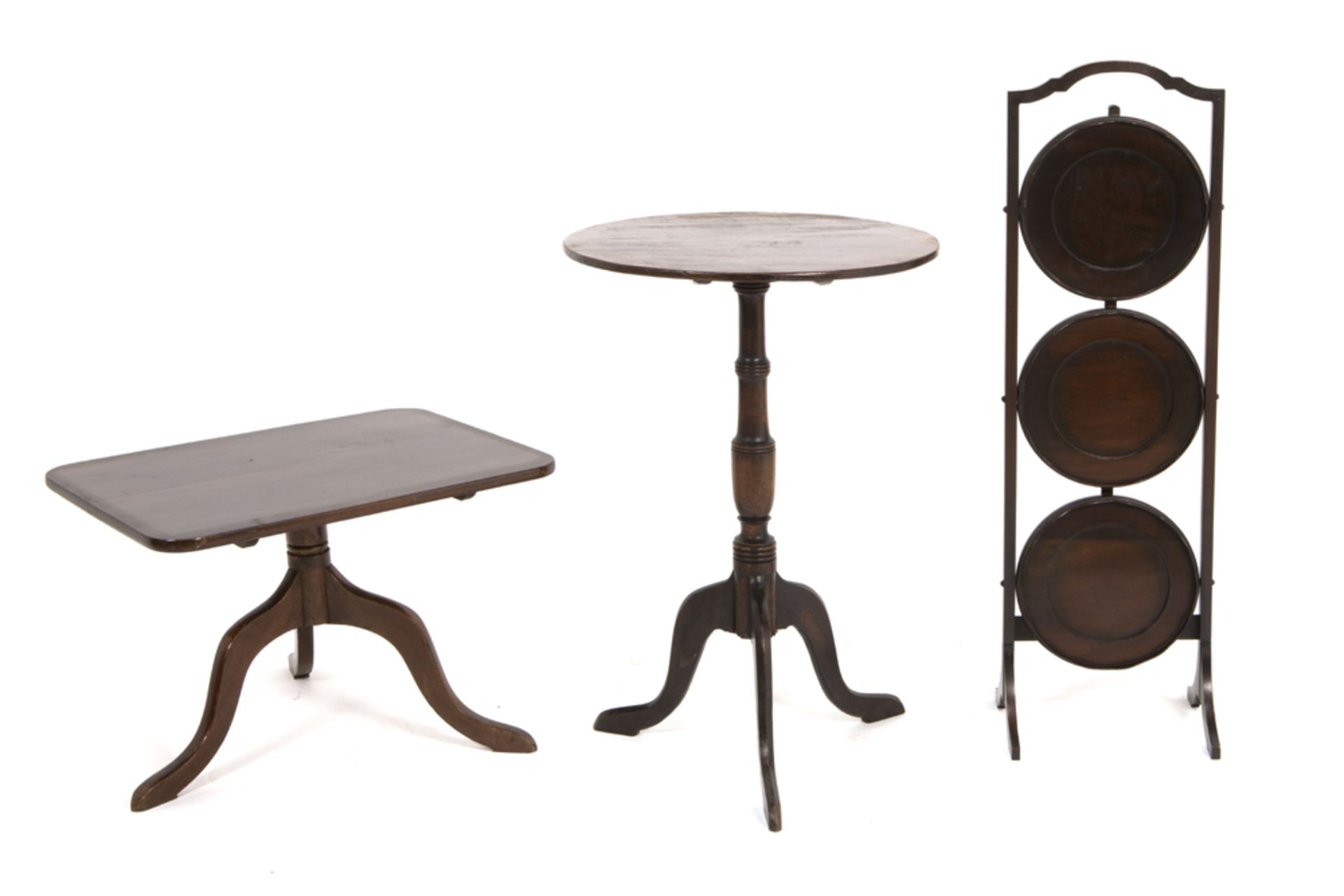 three pieces of English furniture in mahogany : an antique occasional table, a small round table and - Bild 2 aus 2