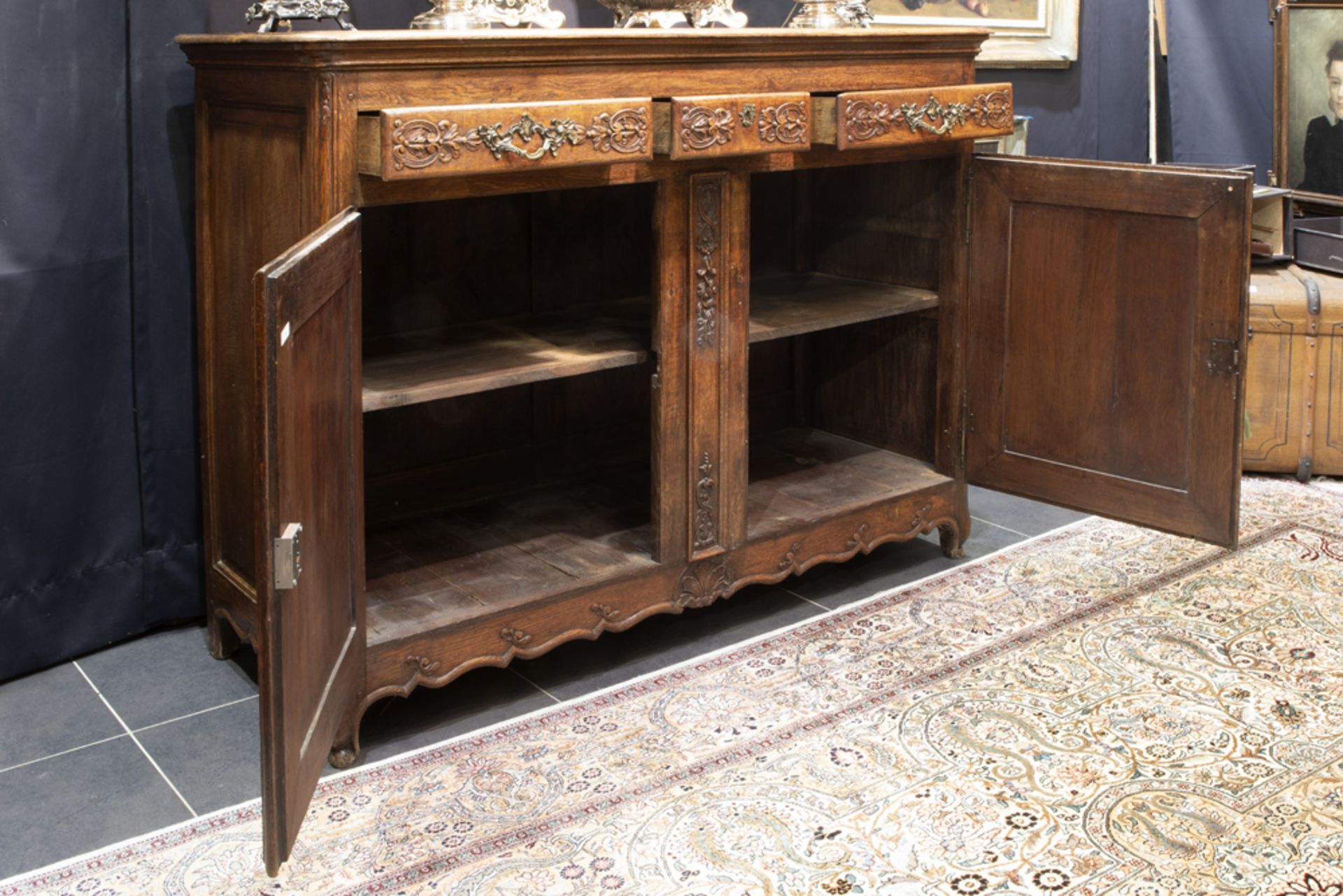 'antique' sideboard/dressoir in oak with finely carved Liège style ornamentation || 'Antieke' dresse - Image 2 of 2