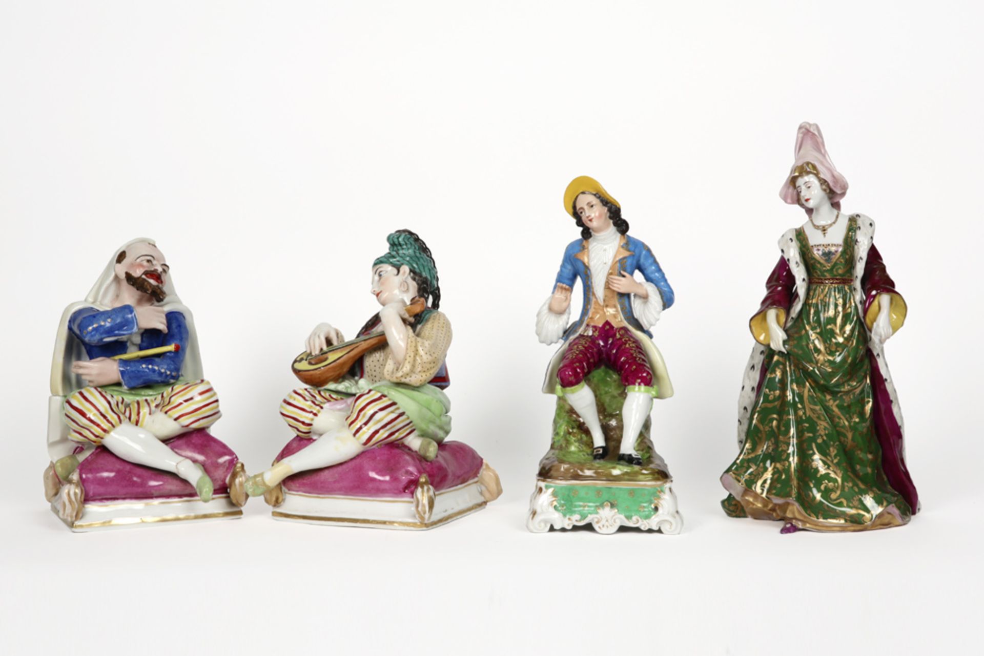 four pieces of antique porcelain from Paris || Lot (4) oud Parijs porselein met ondermeer twee
