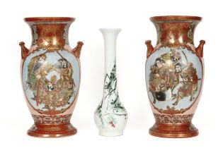 three Japanese vases in porcelain (the pair is 19th century) || Lot (3) met een enkele 20ste