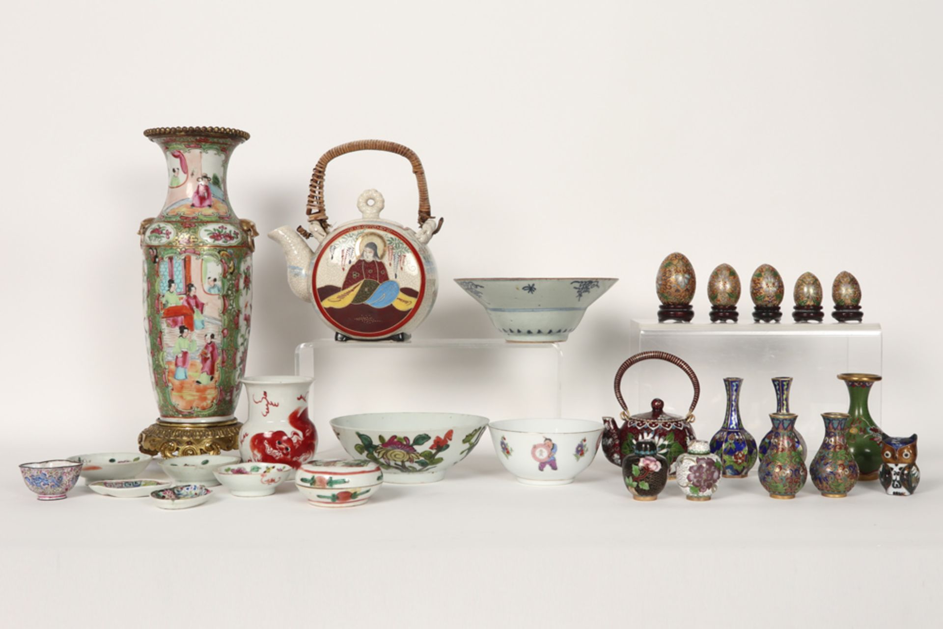 various lot with Chinese and Japanese porcelain wand with some cloisonné pieces || Varia Chinees - Image 2 of 3