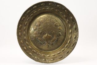 quite big, presumably 17th Cent. brass offering basin || Grote, allicht zeventiende eeuwse, ronde