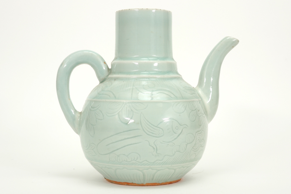 Chinese pitcher in celadon porcelain with underlying decors || Chinese kruik in celadonporselein met