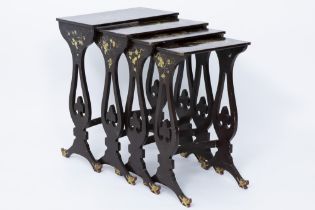 late 19th Cent. nest of four Chinese style tables in lacquered wood || Laat negentiende eeuwse