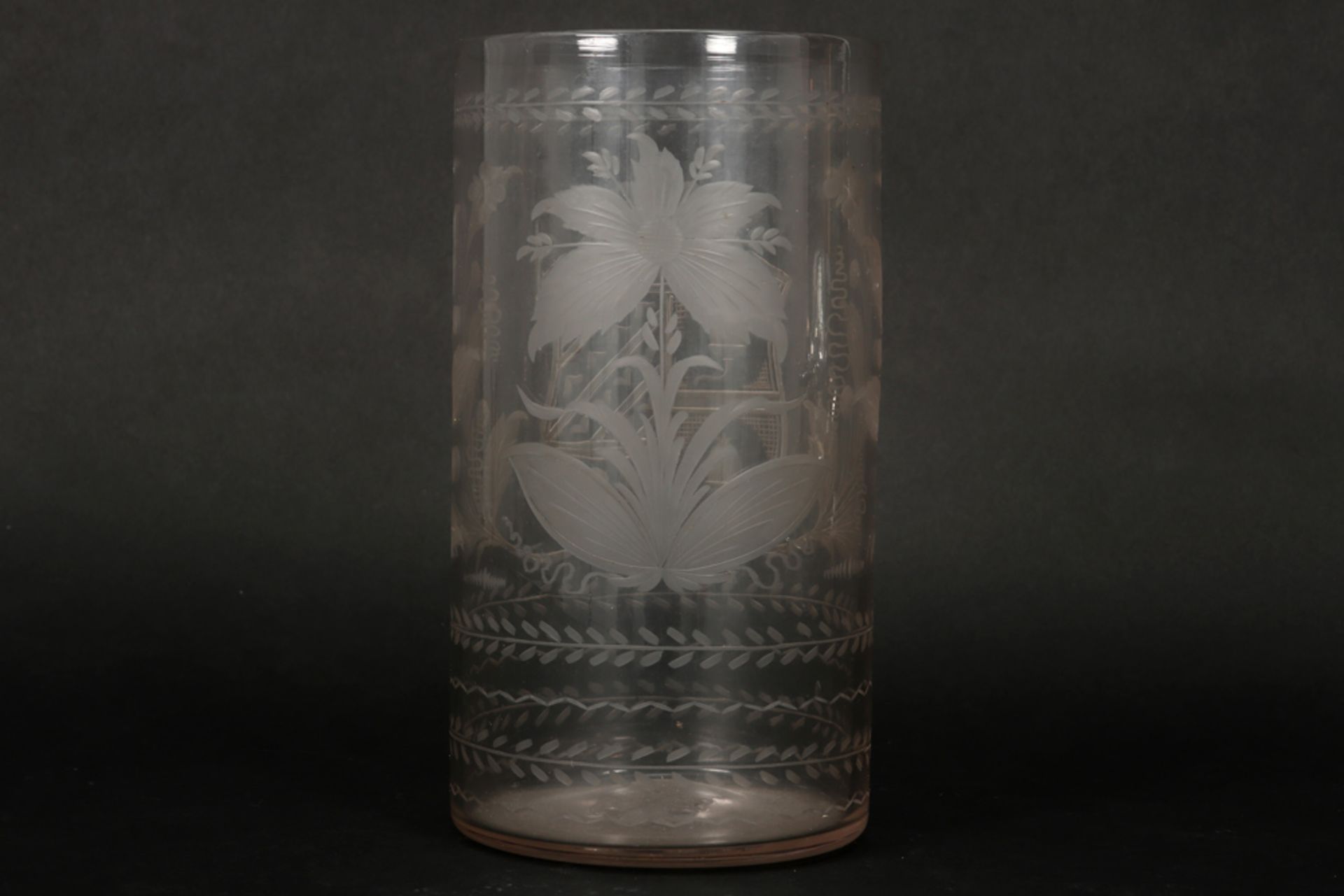 18th Cent. grape washer in glass with etched decor with crest || Achttiende eeuwse druivenspoeler in - Image 2 of 3
