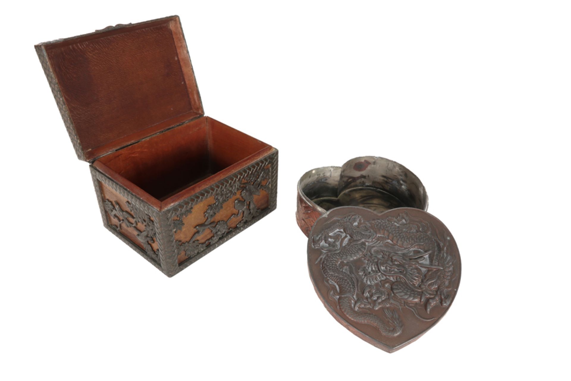 two marked Chinese lidded metal boxes || Lot van twee gemerkte Chinese dozen in metaal, waarvan - Image 2 of 4