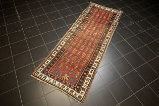 antique Caucasian rug (runner) in wool on wool with a boteh design || Antieke Caucasische loper in