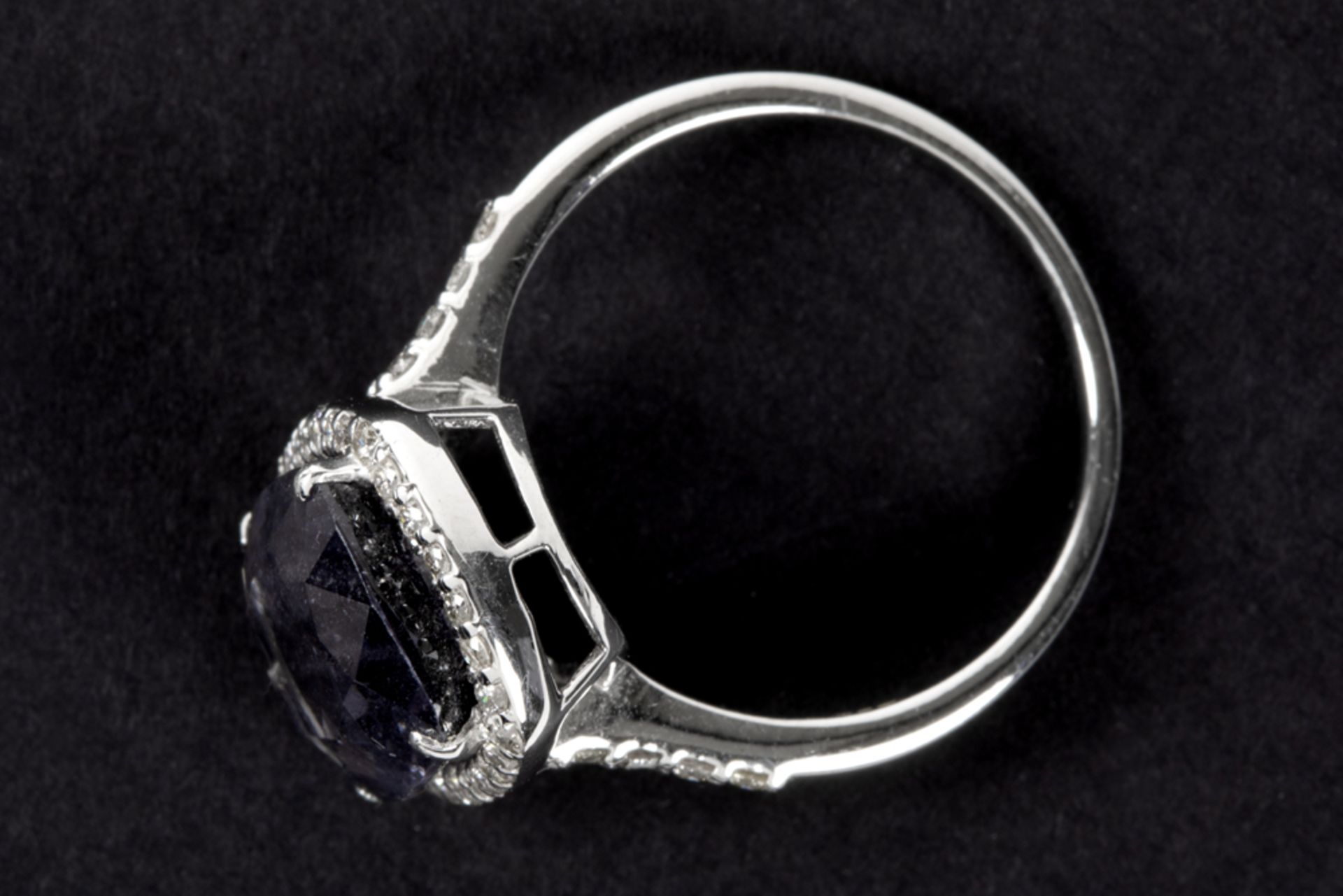 ring in white gold (18 carat) with a ca 4,70 carat quite special Burmese Spinel with typical color - Image 2 of 2