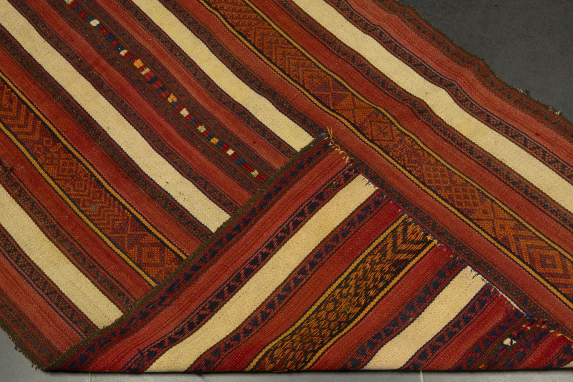 Turkmen kilim with inlaid weaves || Turkmeense kelim met inlegweefsels en met bandendecor - 107 x - Image 2 of 2