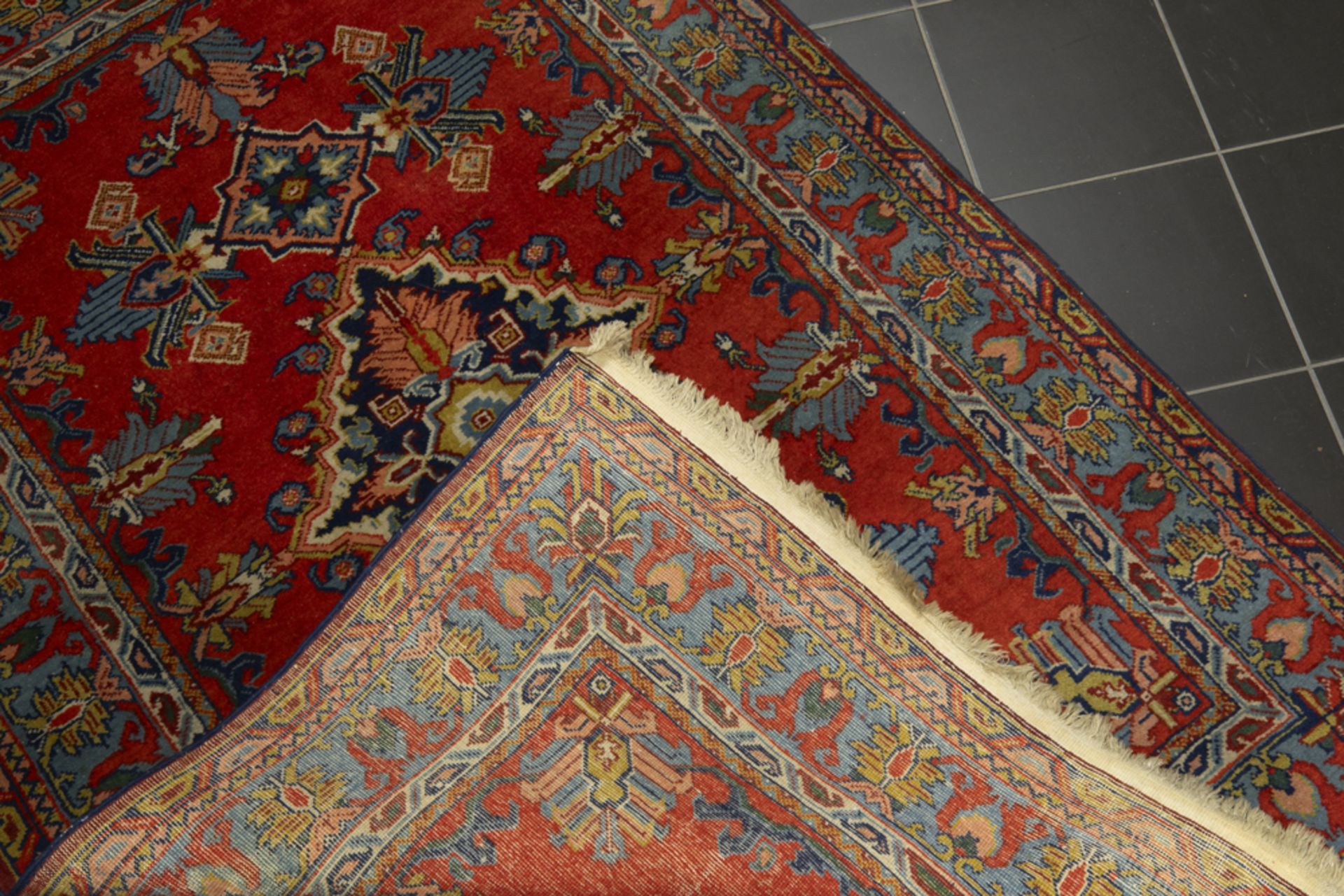 Persian Mahal and a Persian Meshkin rug in wool || Lot van een Perzische Mahal met vrij sobere - Image 3 of 5