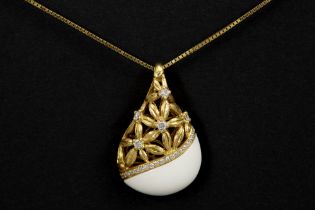 nice pendant in yellow gold (18 carat) with ca 0,25 carat of very high quality brilliant cut