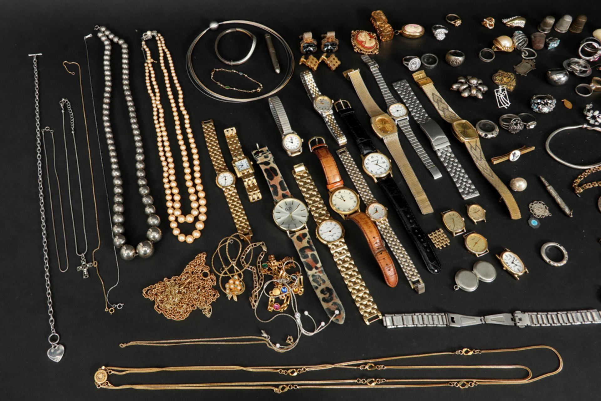 various lot of costume jewelry and watches || Vrij groot lot fantasiejuwelen en horloges - Bild 2 aus 5