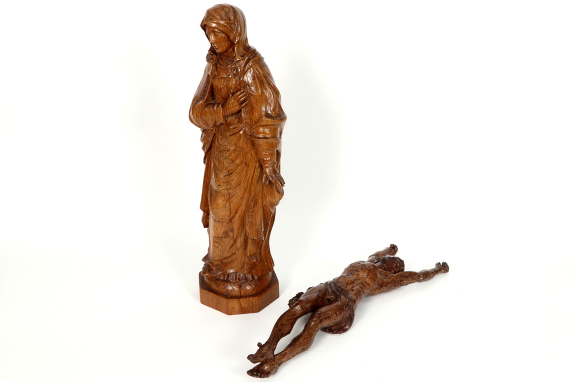 two sculptures in wood || Lot van twee houtsculpturen : "Christuscorpus" en "Madonna" - hoogtes : 50 - Image 3 of 3